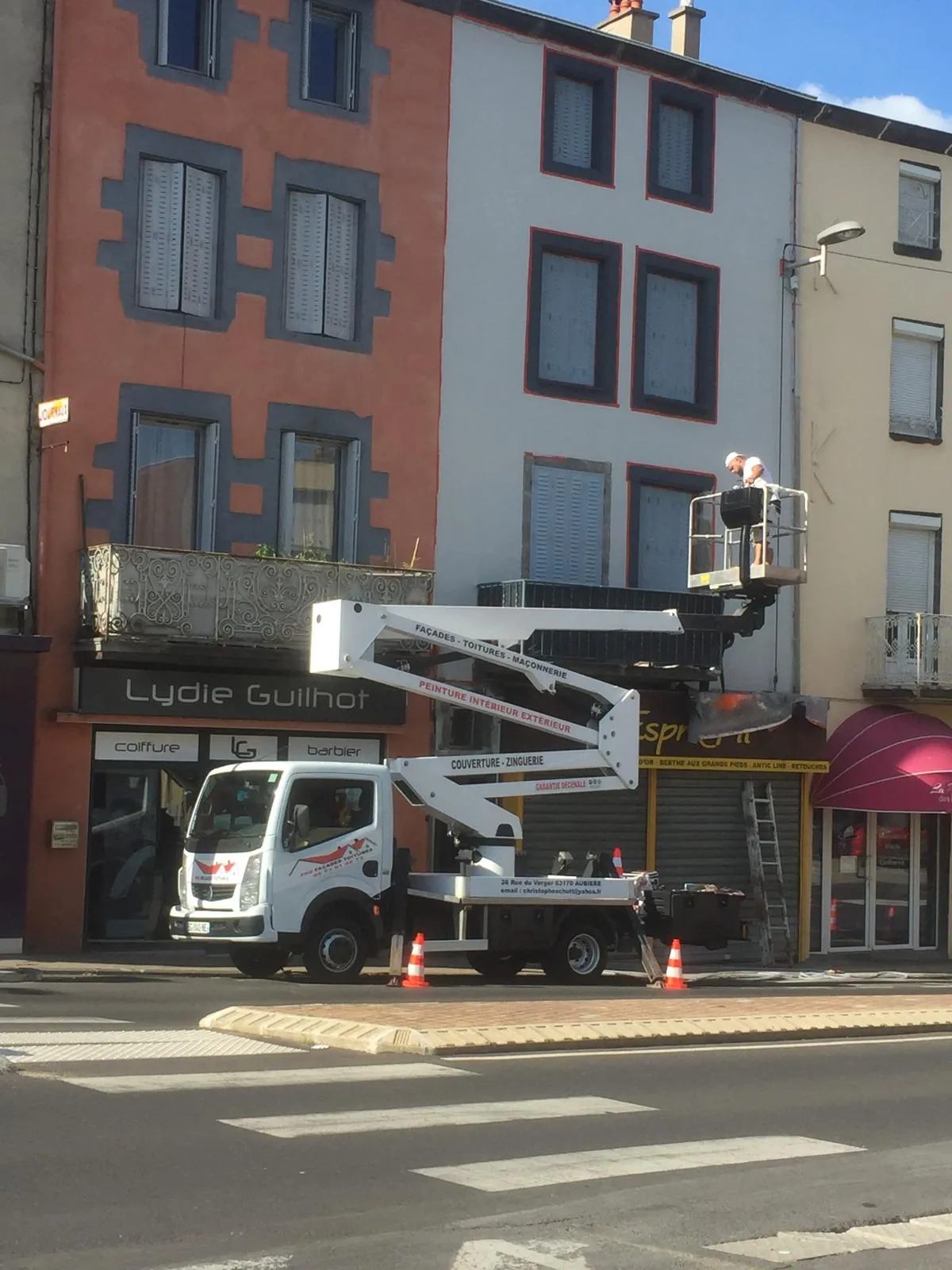 Nacelle devant bâtiment