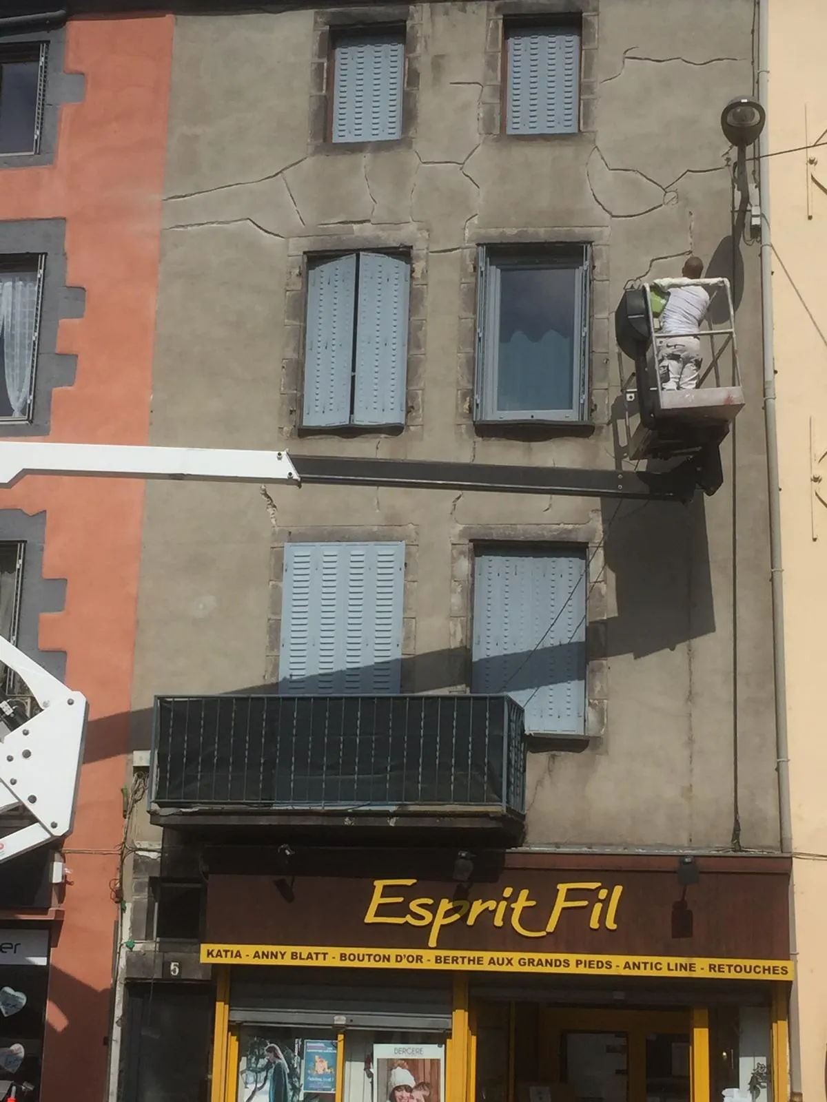 Immeuble, nacelle en travail