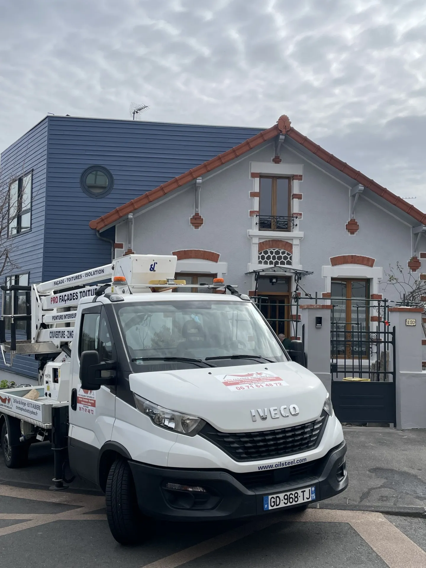 Camion nacelle devant maison